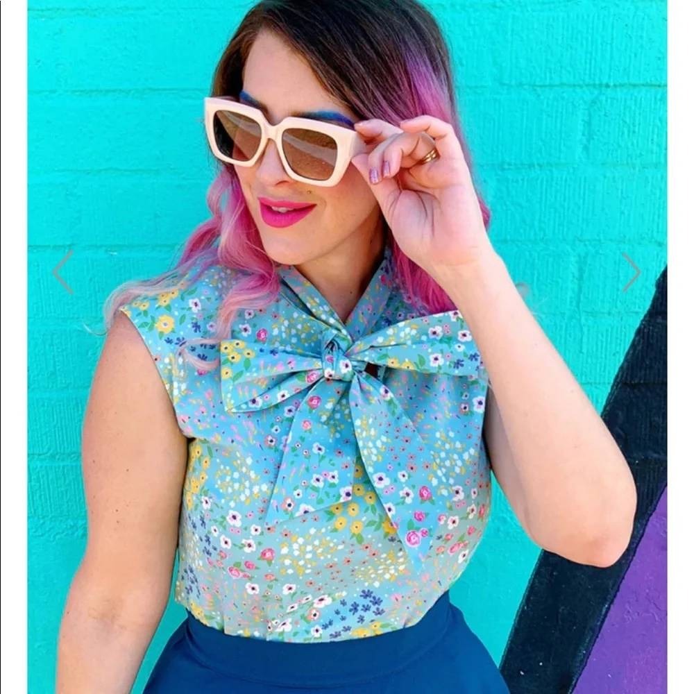 Modcloth Retrolicious Blue Floral Tie Neck Sleeveless Blouse Top M Mod Retro